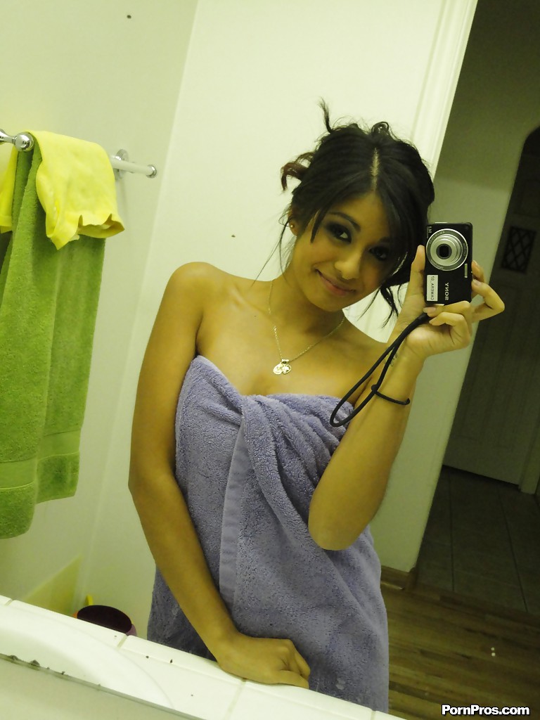 Busty latina teen ruby reyes spreizt ihre enge Muschi nach der Dusche
 #51841603