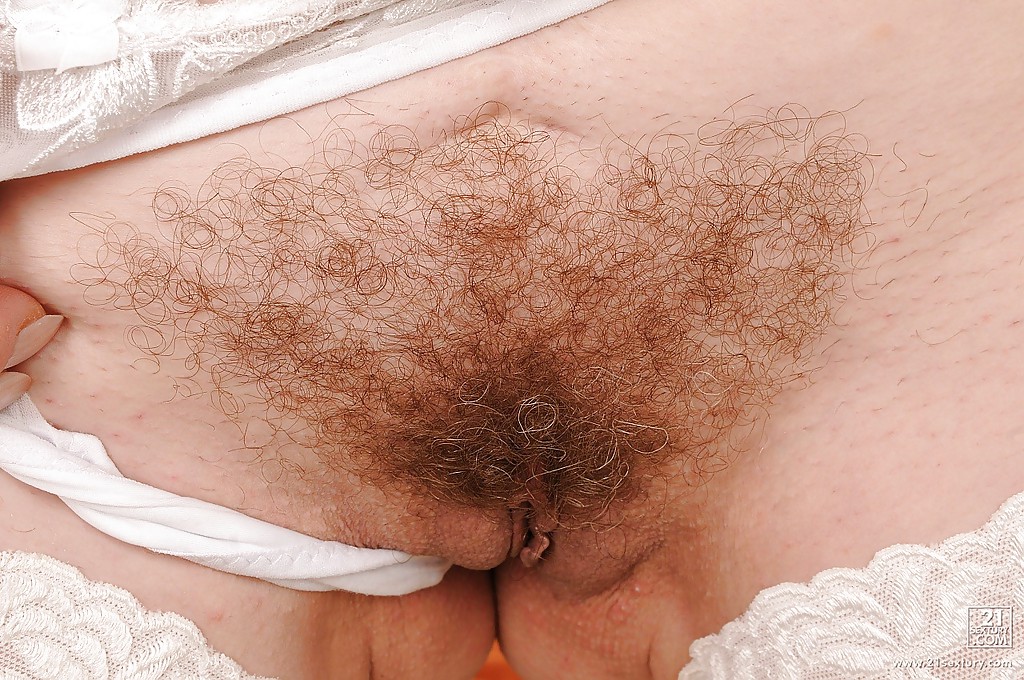 大人のセクシーな女性eoditがストッキングを履いて毛むくじゃらのマンコで裸のポーズをとる
 #54747163