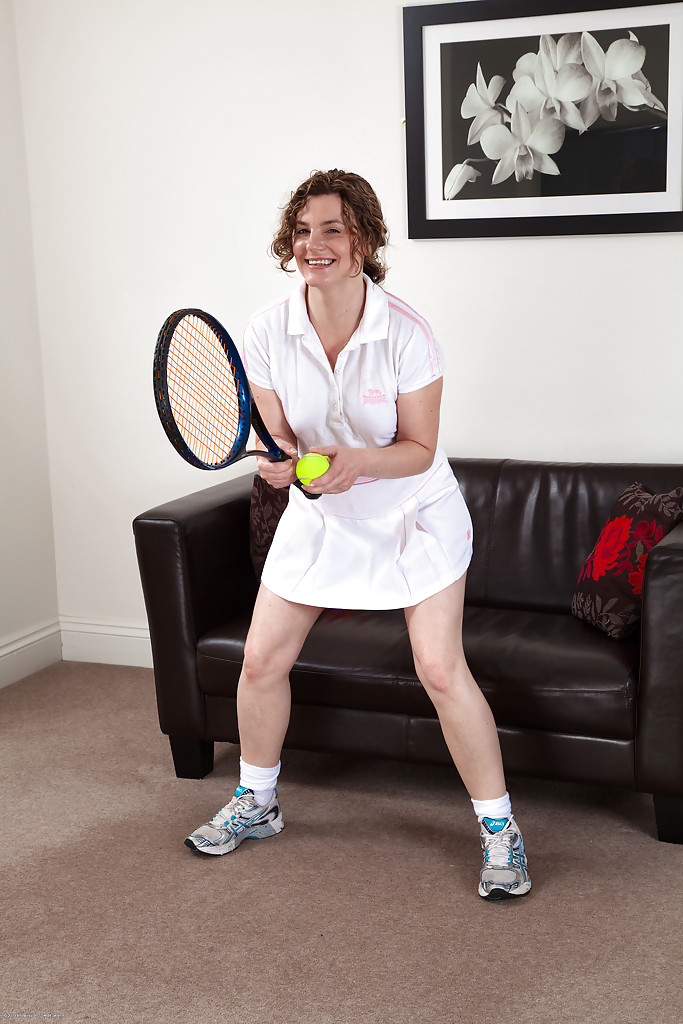 Une joueuse de tennis mature enjouée enlève sa culotte et expose sa chatte touffue.
 #55611118