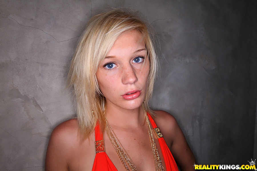 Sammie Rhodes, une blonde mignonne, pose en bikini en gardant un visage droit.
 #55437989