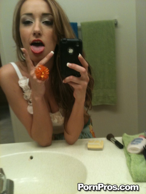 Teen cutie victoria rae black tomando selfies desnuda en el espejo del baño
 #50142501