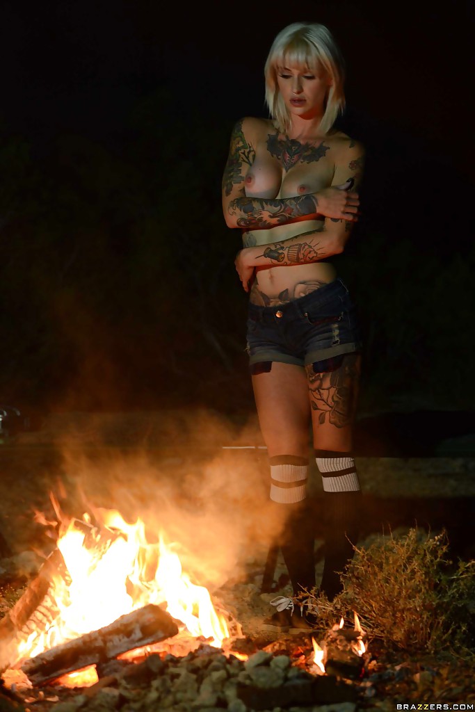 Posando al aire libre de una nena de grandes tetas en pantalones cortos y calcetines kleio valentien
 #54635515