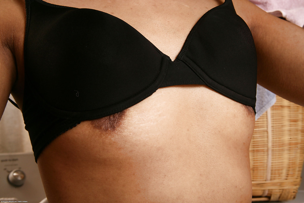 La amateur latina sonriente se desnuda y abre su coño afeitado
 #50289050