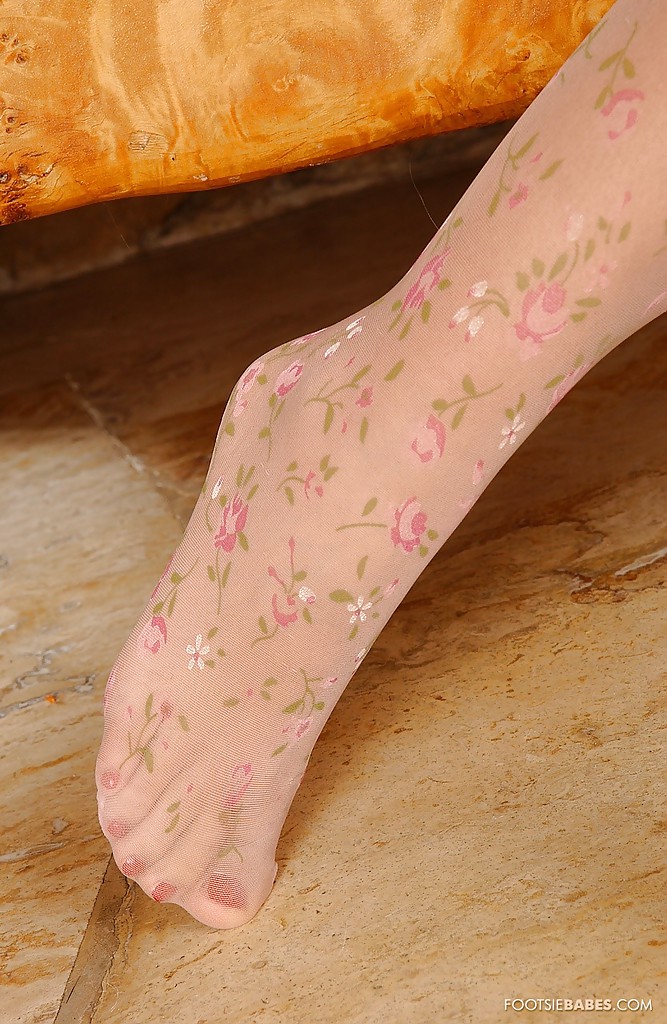 Sexy babe szilvia lauren esponendo i suoi piedi sexy coperti di calze
 #55679186