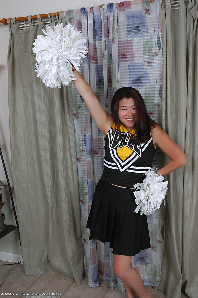 Asiatische Amateurin zieht Cheerleader-Uniform aus und spreizt ihre Muschilippen
 #50316600