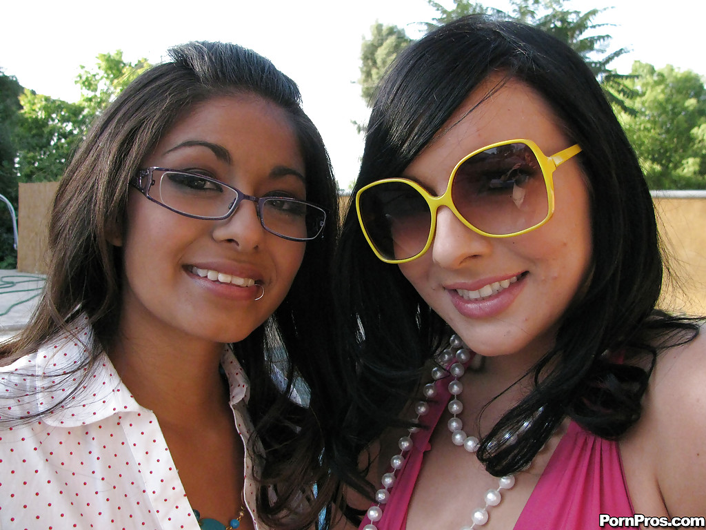 Latinas ashli y ruby con tetas pequeñas posando desnudas al aire libre
 #51261287
