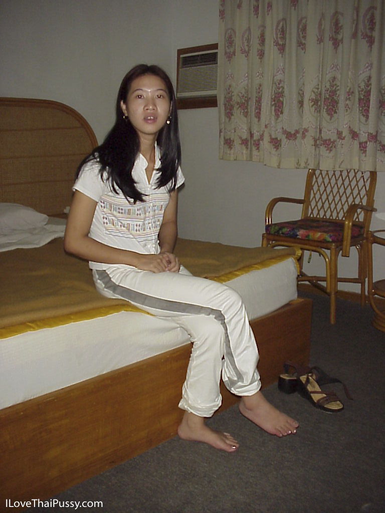 Bimba asiatica birichina che si toglie i vestiti e posa sul letto
 #52208284