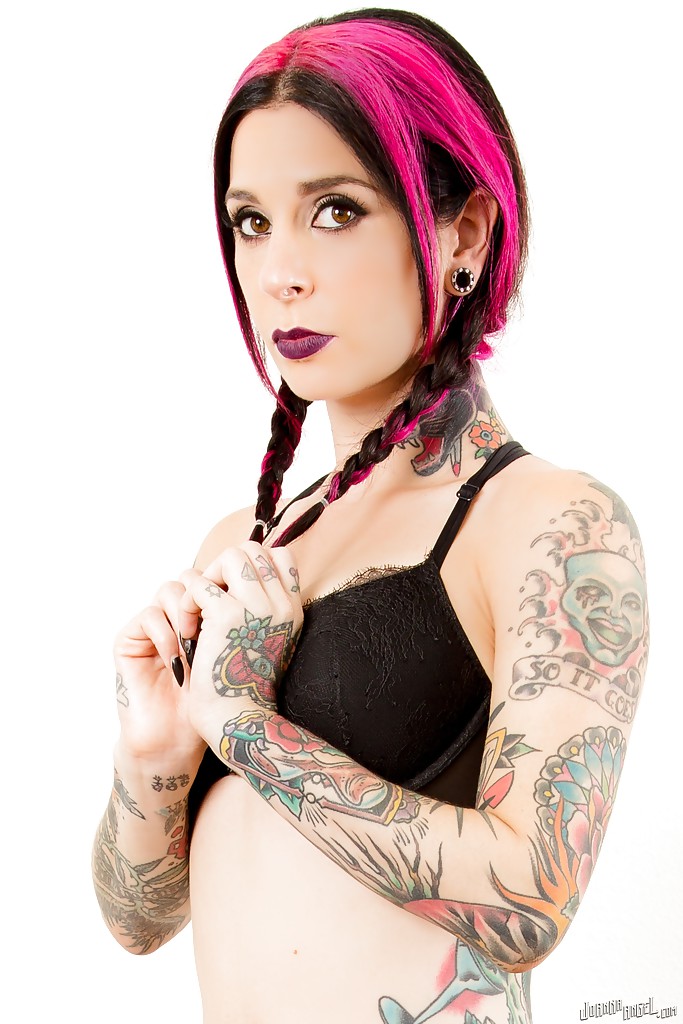 Bekleidete Amateur-Milf Joanna Angel zeigt große Titten und Tattoos in Zöpfen
 #54328191