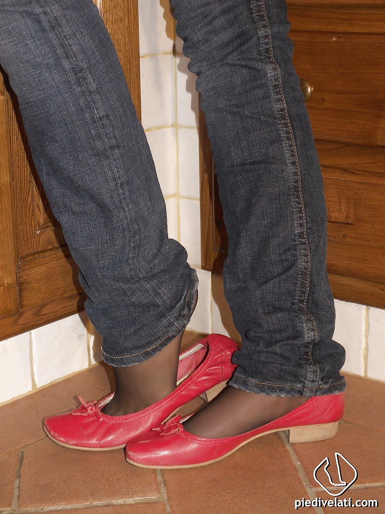 Jeune brune mignonne giorgia aime montrer ses pieds sexy en collants
 #51374580