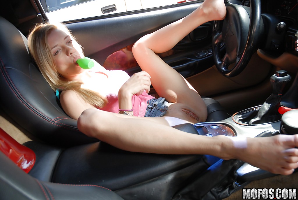 La guapa nicole ray masturbando su coño afeitado en el coche
 #50924003