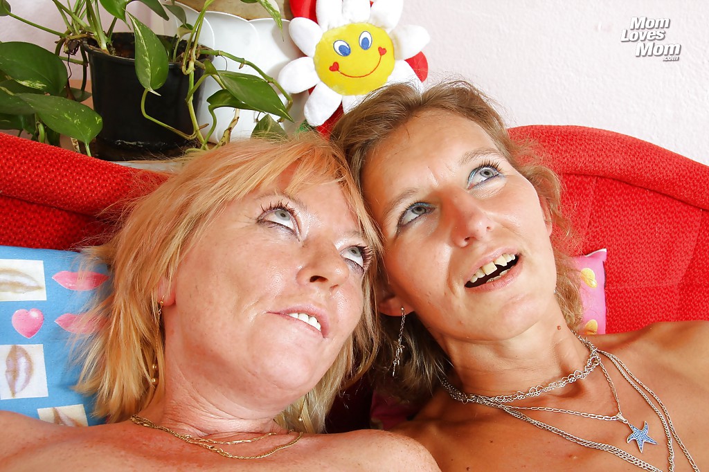 Des femmes au foyer matures en bas ont une relation sexuelle lesbienne passionnée.
 #51144647
