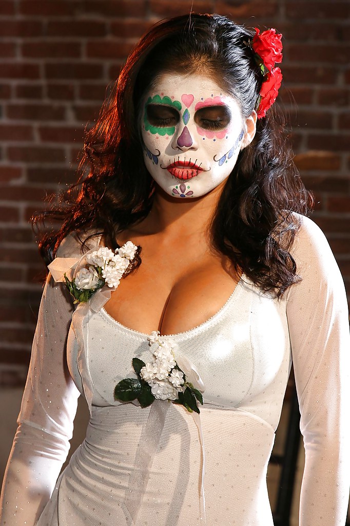 Une superbe latina en tenue de cosplay, Alexis Amore, dévoile ses atouts.
 #50364919