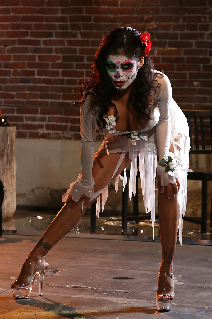 Une superbe latina en tenue de cosplay, Alexis Amore, dévoile ses atouts.
 #50364925