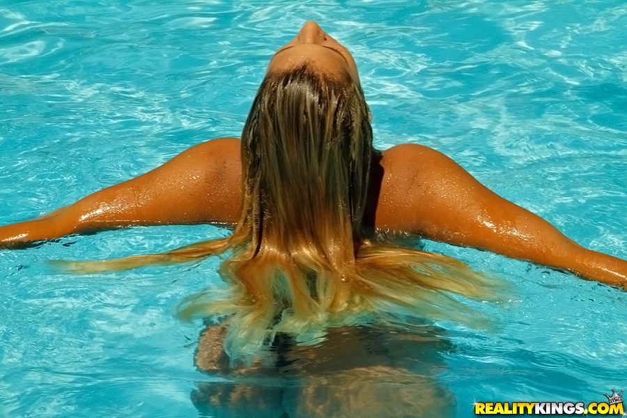 Une latina enviée, manuelle, nage dans une piscine et étale son tunnel de caramel.
 #52171157