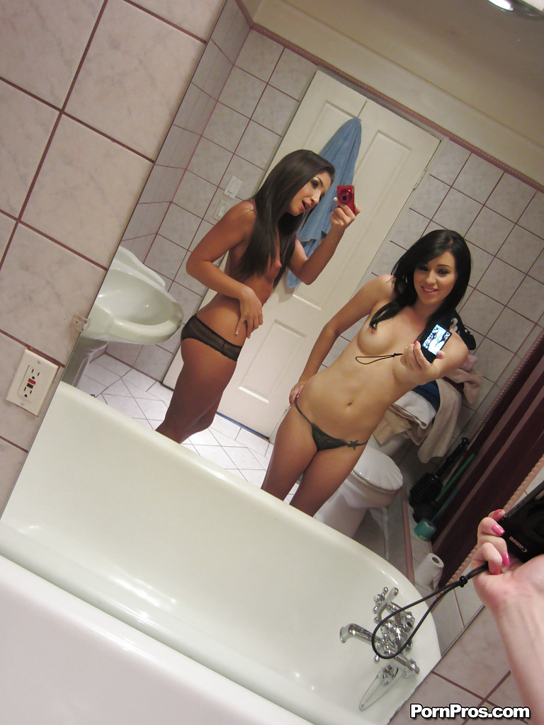 Giselle leon y megan piper posando en un espejo
 #53989330