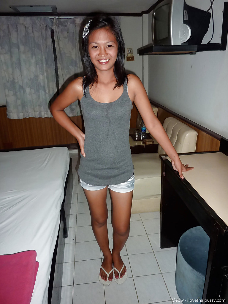 Thai solo girl meow mostrando su tatuaje en el coño y la espalda antes de orinar en el baño
 #51493271