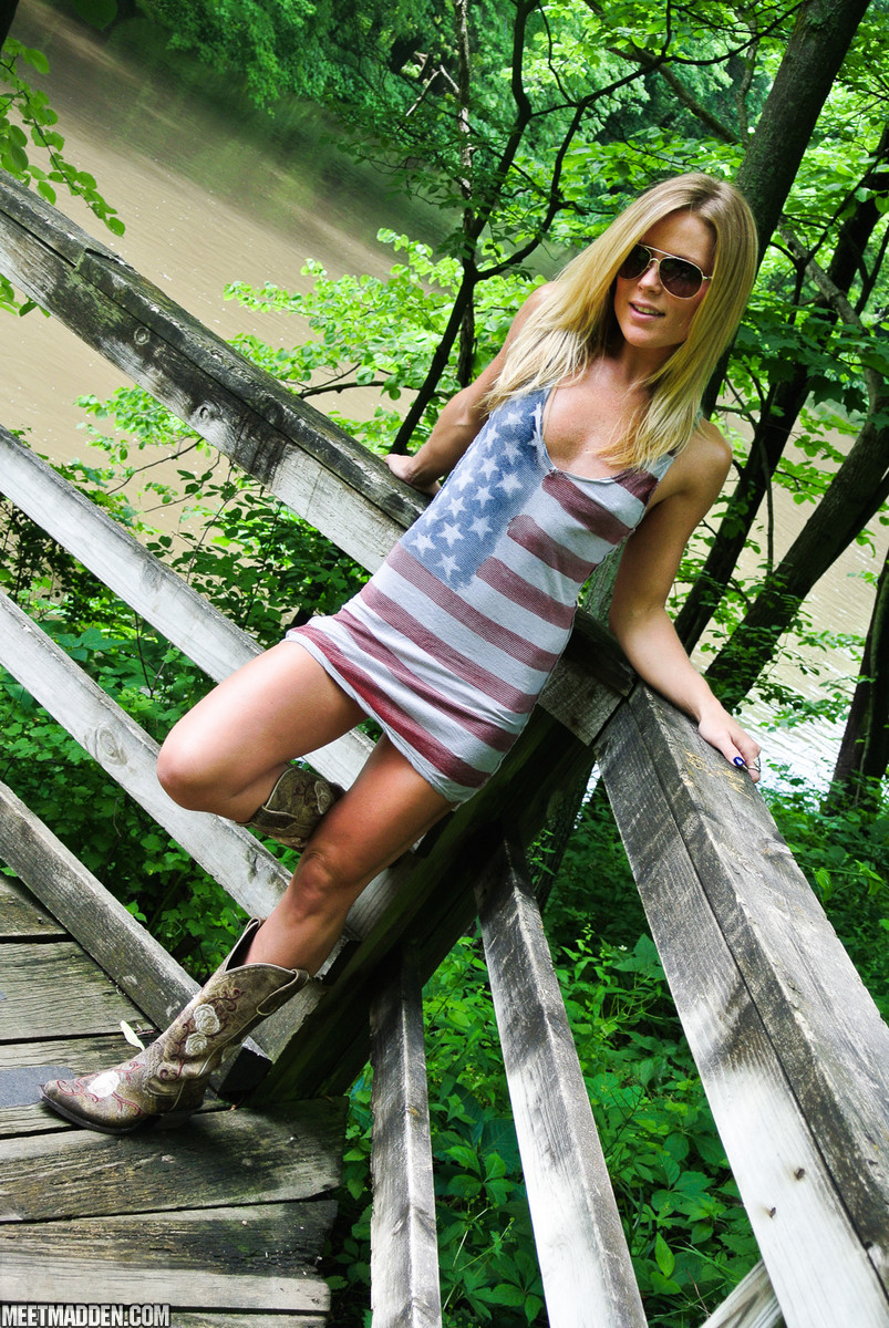 Salope blonde amateur madden posant en plein air en jupe courte et string avec bottes.
 #50257789
