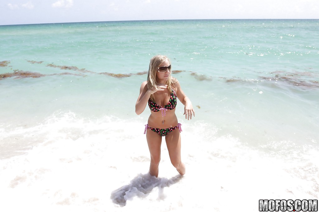 Rubia playera britney brooks posando completamente vestida en jeans
 #50162975