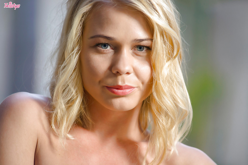 Davina, la star du porno blonde, pose en bikini en plein air au bord d'une piscine.
 #51612200