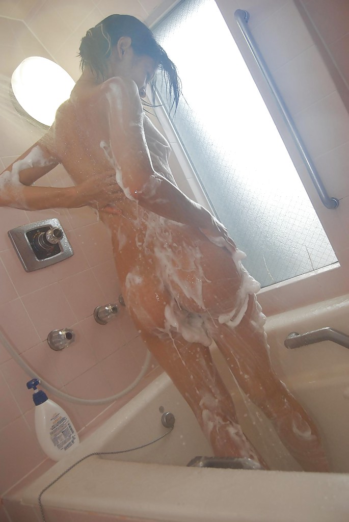 Milf asiática follable con el coño sin afeitar ryoko morikawa tomando una ducha
 #51958939