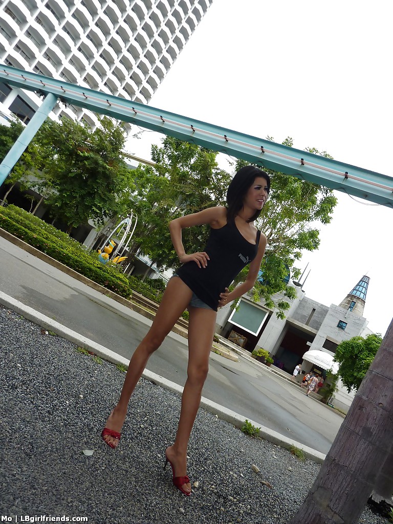 Freche thailändische Shemale Mo posiert in der Öffentlichkeit und nimmt Bad Selfies
 #51231481
