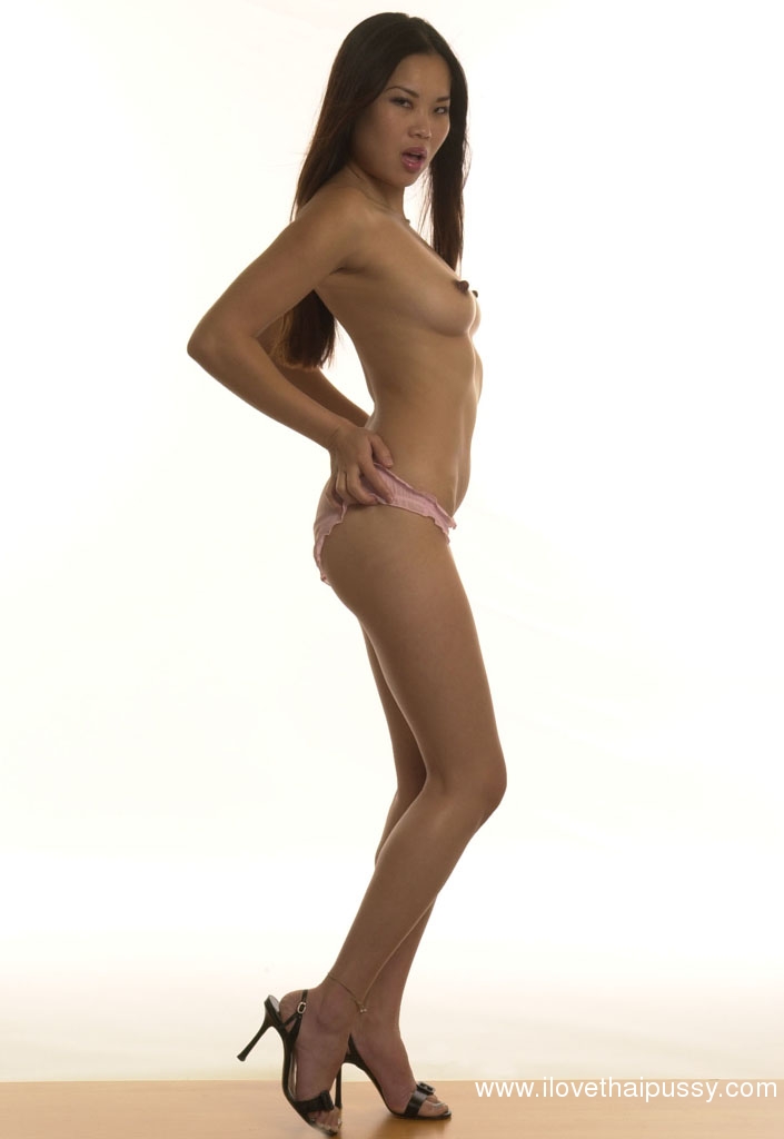 Vaporosa doxy asiatica con curve calde che si libera della sua lingerie
 #52229297