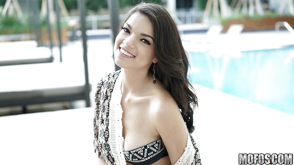 Carrie Brooks, une jeune latino percée, pose en lingerie sexy.
 #53222896
