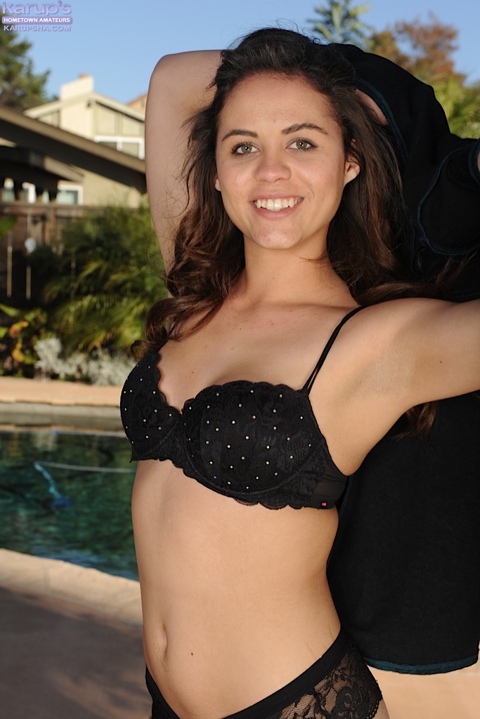 Amateur teenager Blair Summers heads outdoors to strip off clothes #51893091