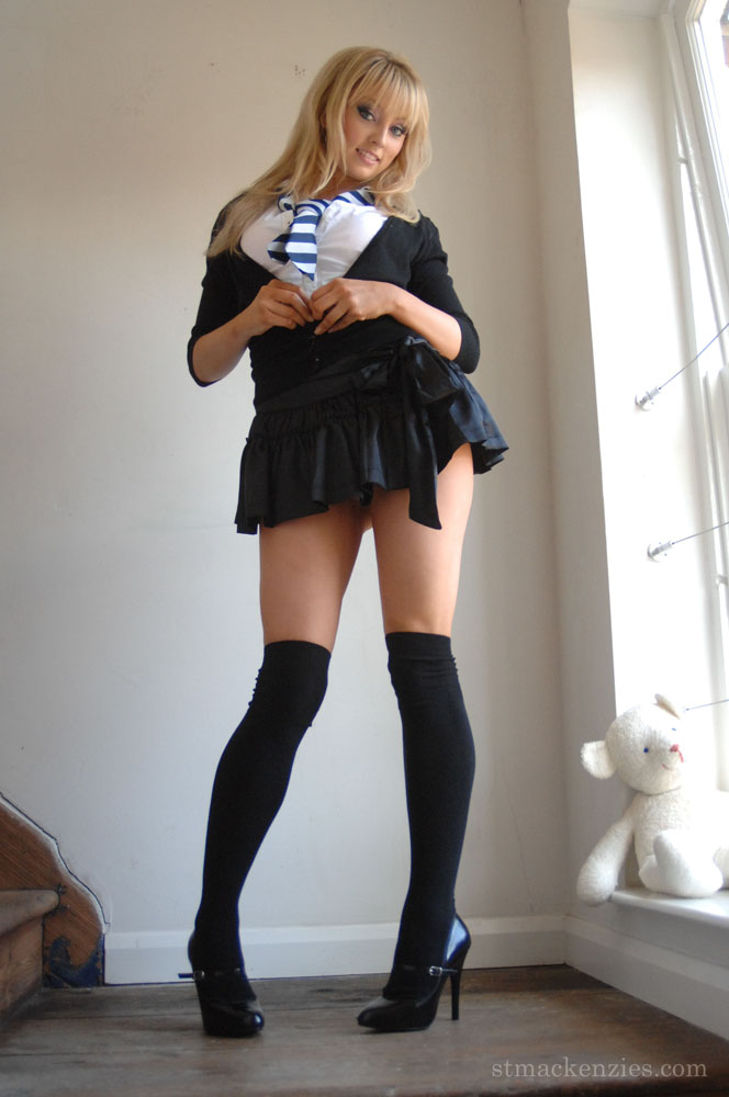 Adorabile babe in calze nere elle Parker che si toglie la sua uniforme scolastica
 #50097776