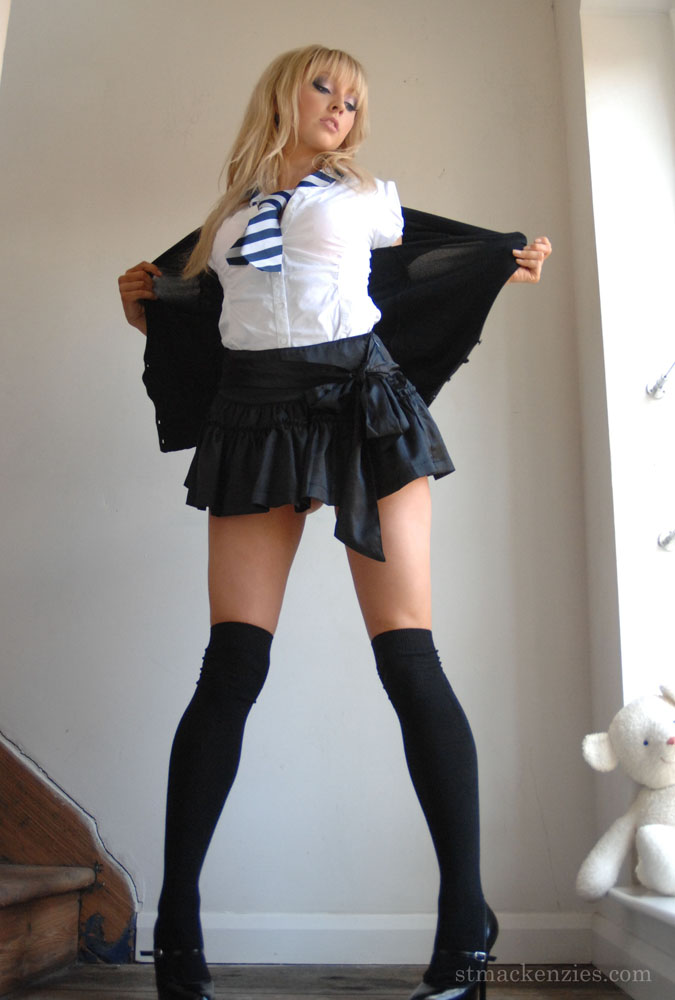 Adorabile babe in calze nere elle Parker che si toglie la sua uniforme scolastica
 #50097779