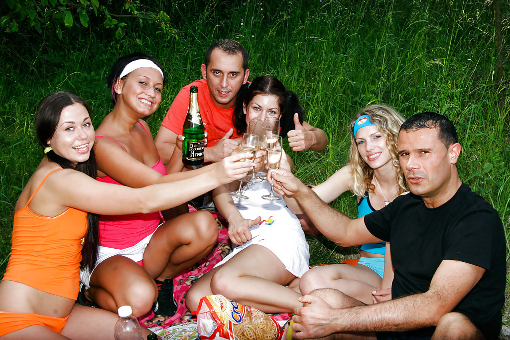 Jóvenes lascivas se divierten con una polla dura en la fiesta al aire libre
 #51483393