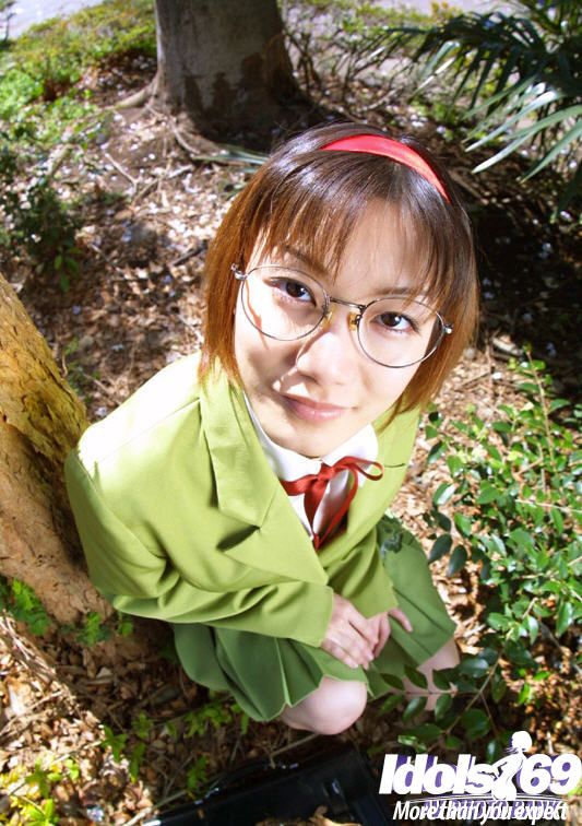 Cattiva ragazza asiatica in occhiali e uniforme scolastica che rivela le sue tette
 #51212797