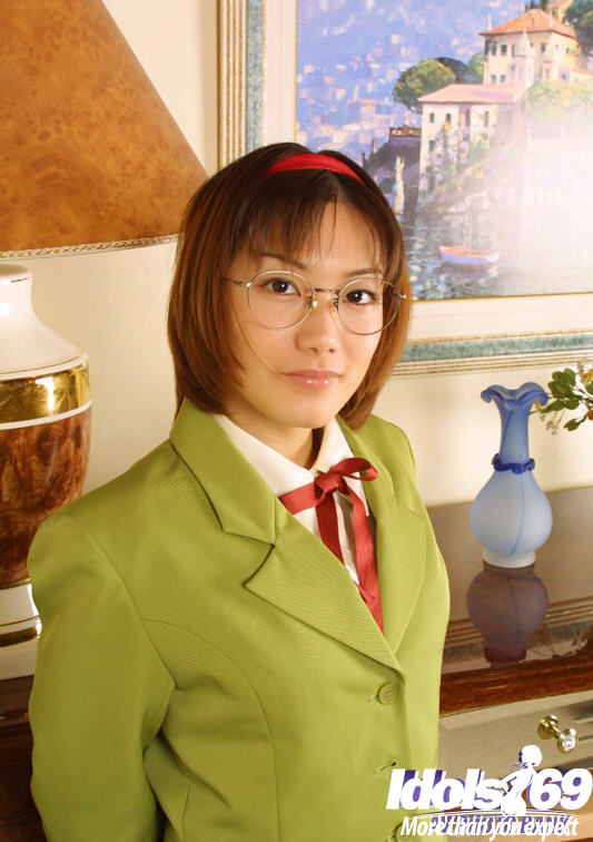 La asiática traviesa con gafas y uniforme escolar mostrando sus tetas
 #51212818