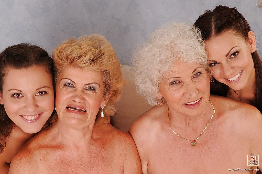 Lesbiche giovani dalla mentalità sporca eseguono una scena di posa a quattro con nonne lascive
 #53994847