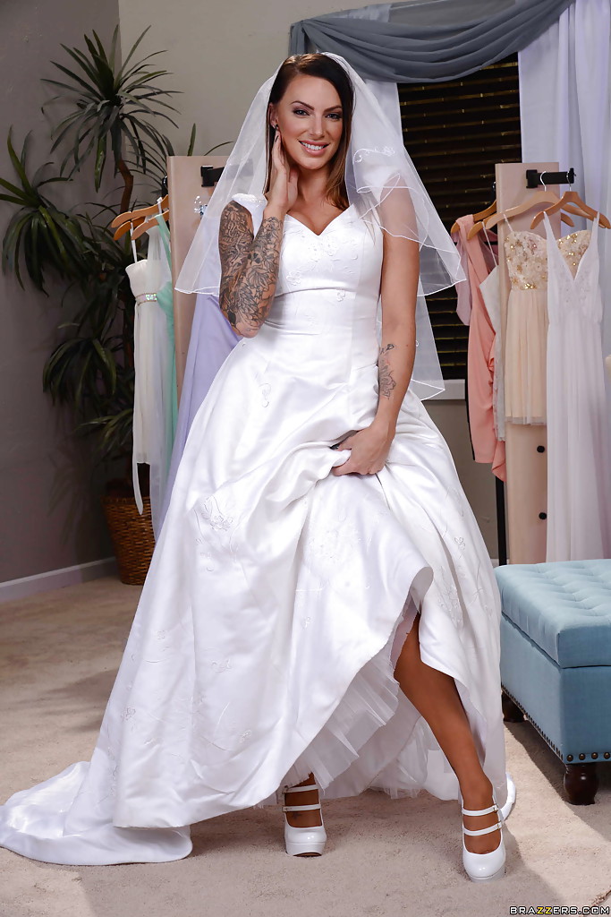 Tattooed Latina bride Juelz Ventura flashing leg and garter #51371313