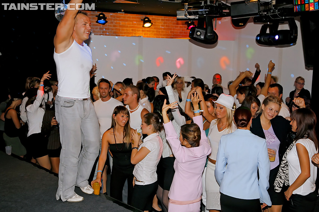 Le milf civettuole passano dei bei momenti alla festa nel night club
 #53454332