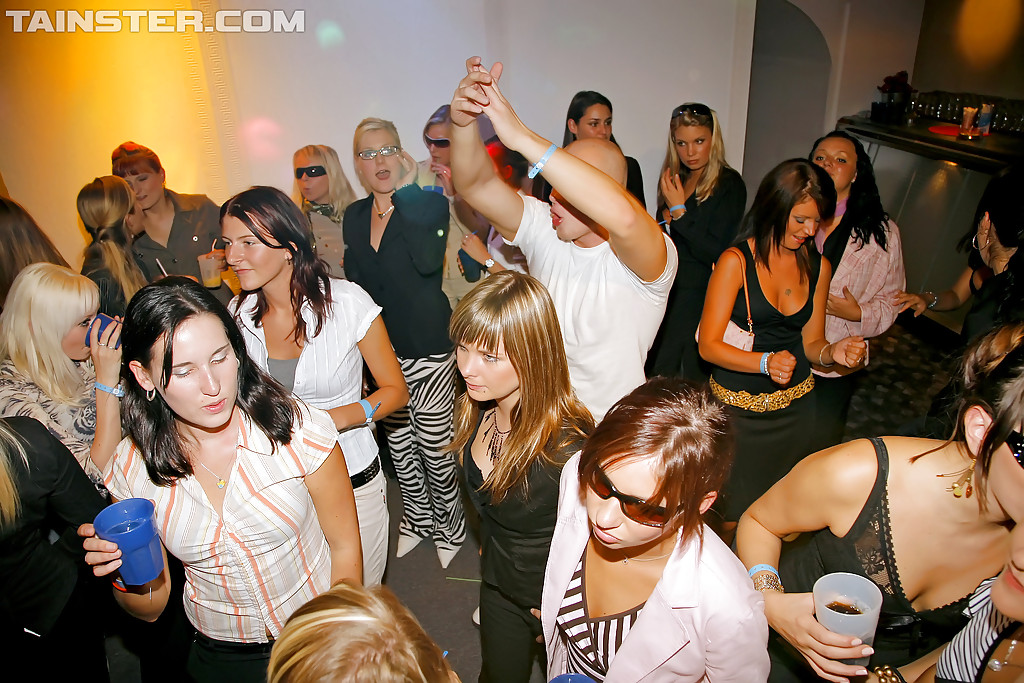 Le milf civettuole passano dei bei momenti alla festa nel night club
 #53454536