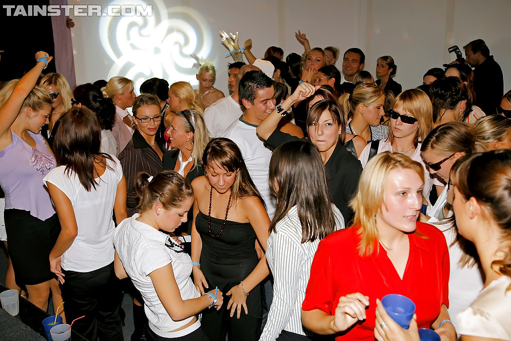 ナイトクラブでのパーティーで楽しい時間を過ごす媚びた女性たち
 #53454743