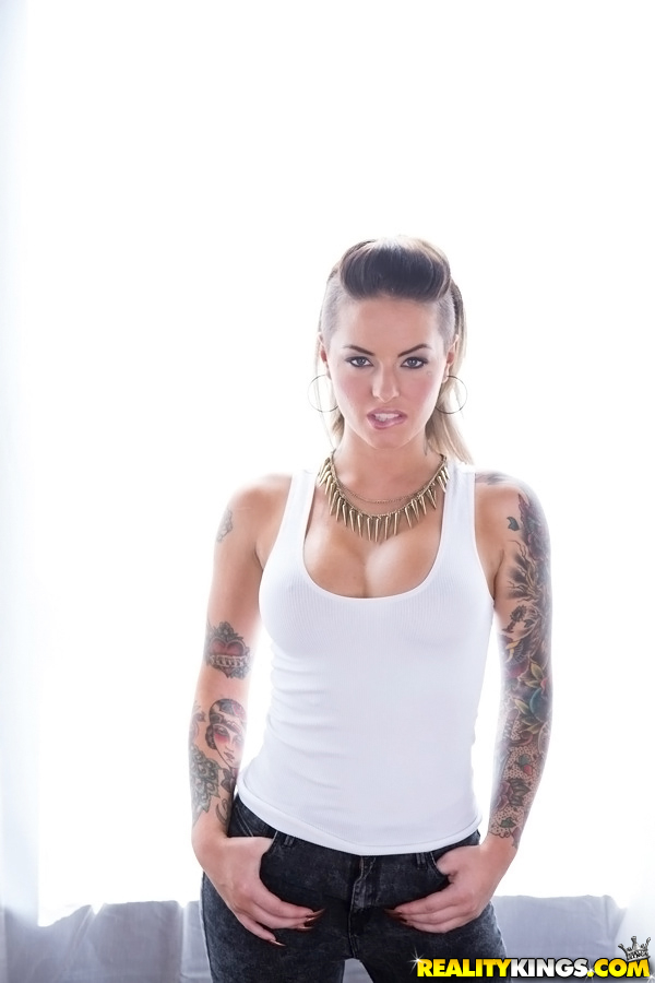 Christy Mack, une jeune femme tatouée, dévoile son incroyable butin et ses gros seins.
 #53456407
