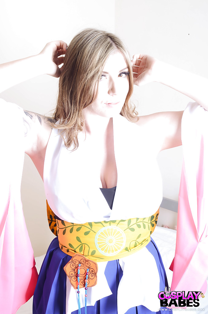 La hermosa rubia modelo de cosplay Yuffie Yulan mostrando su coño afeitado
 #50384313