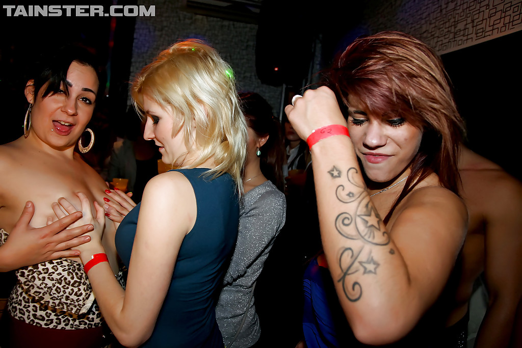 Spermahungrige Amateur-Hotties zeigen ihre Blowjob-Fähigkeiten auf der Club-Party
 #50291814