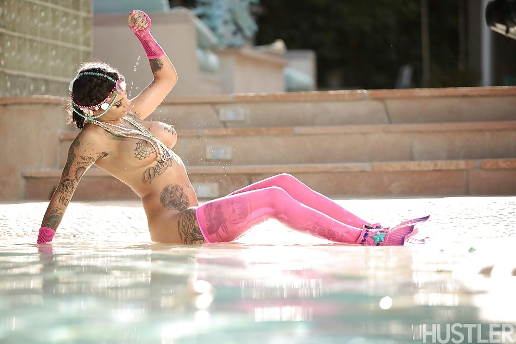 Tattooed solo girl Bonnie Rotten showing off pornstar ass outdoors #52933025