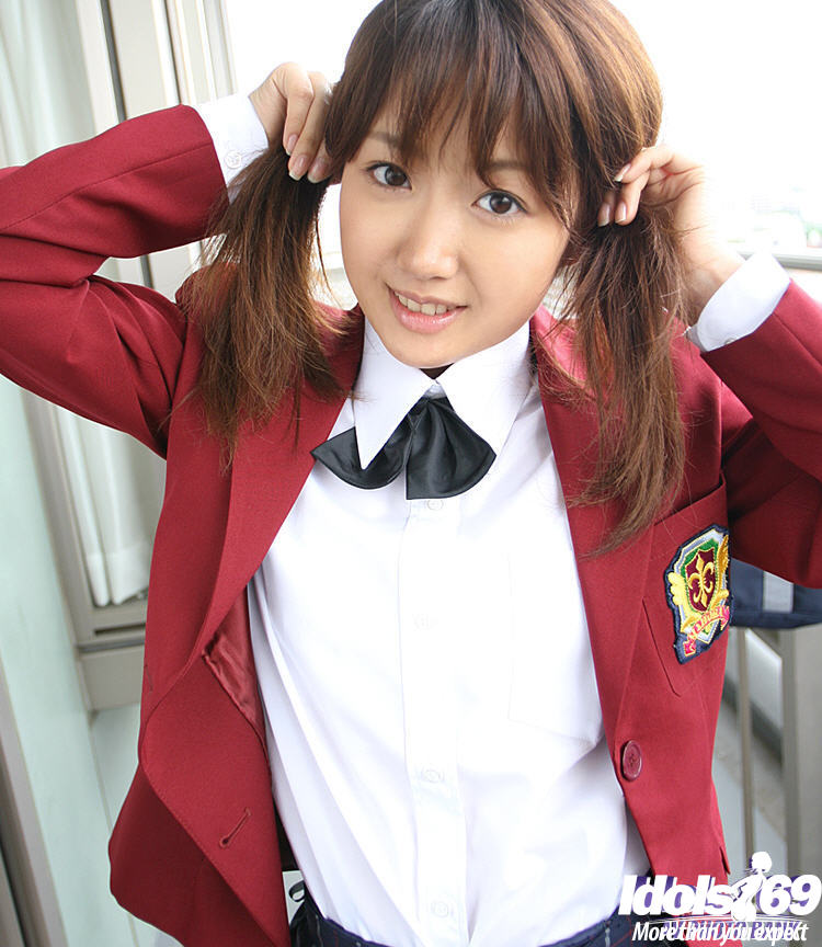Lustvolle asiatische Studentin in Uniform zeigt ihre Höschen und winzigen Titten
 #50044812