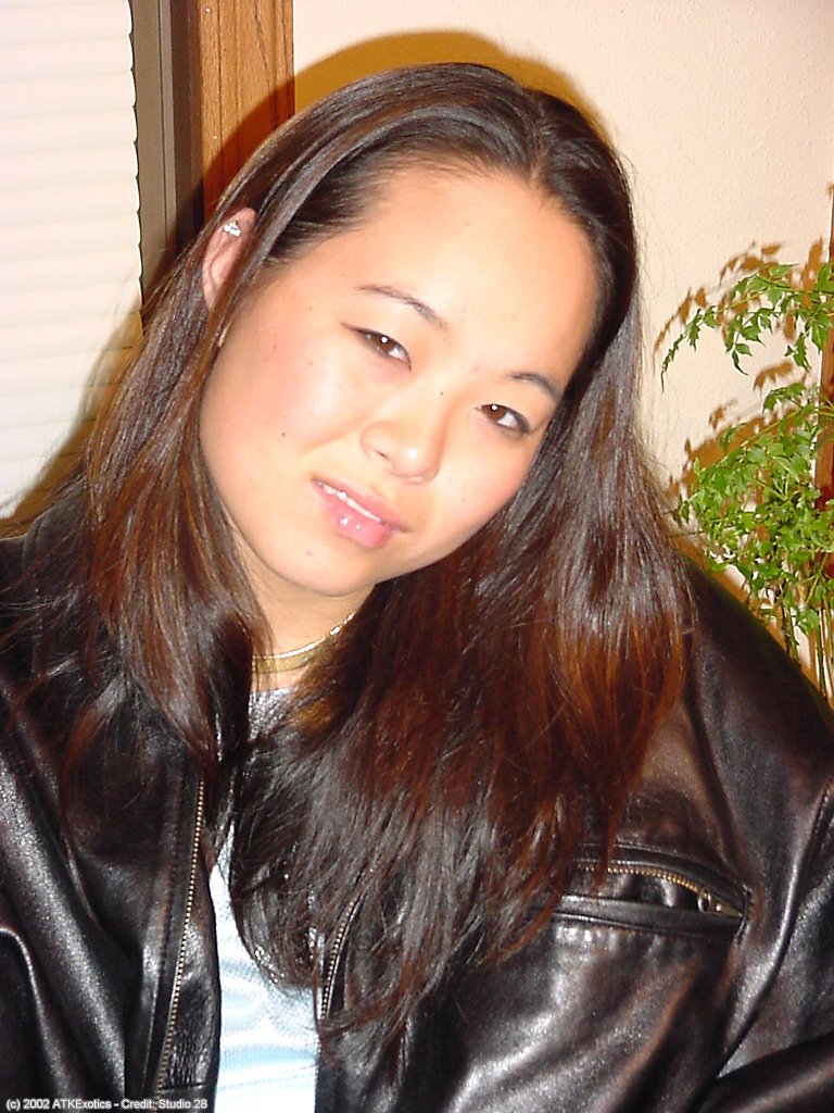 Asiatische erste Timer China posiert nackt nach Peeling aus Leder Hose
 #51432416