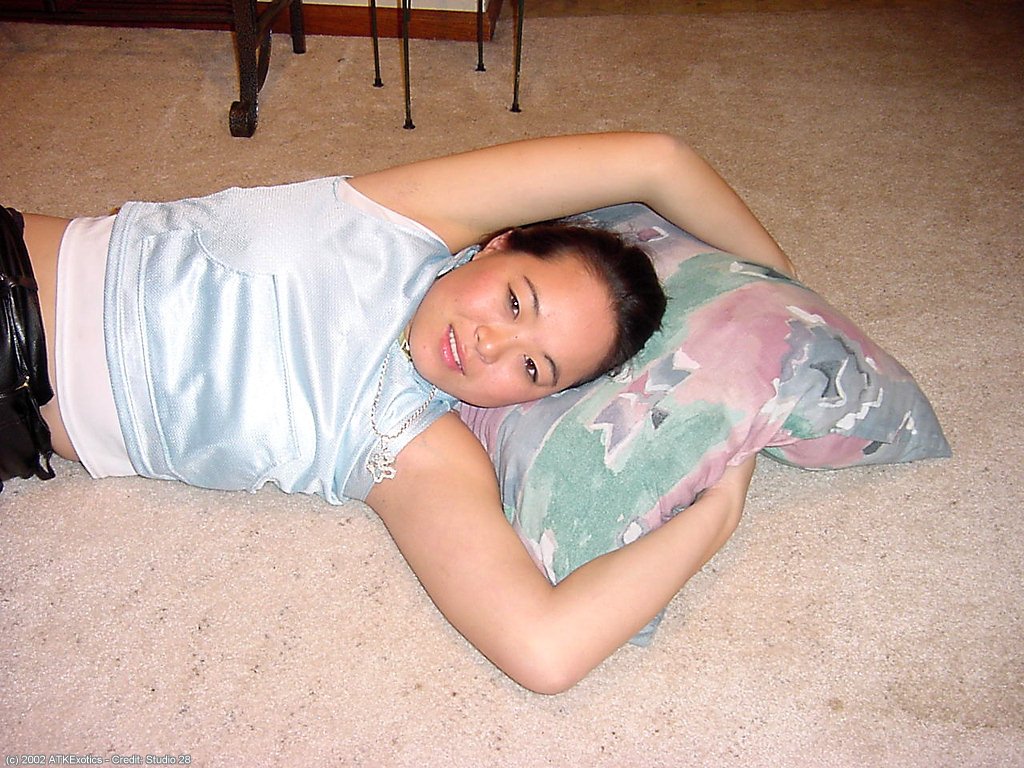 Asiatische erste Timer China posiert nackt nach Peeling aus Leder Hose
 #51432430