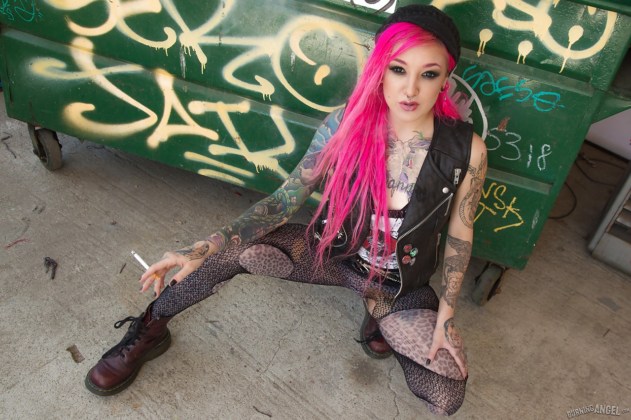 Kelsi lynn tatuada y fumadora en pantimedias rasgadas mostrando su culo desnudo en un callejón
 #51986318