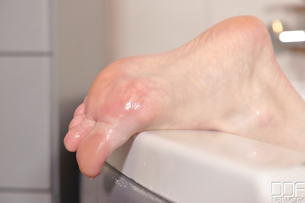 Samantha Bentley montre sa souplesse et ses pieds nus dans son bain.
 #55416938