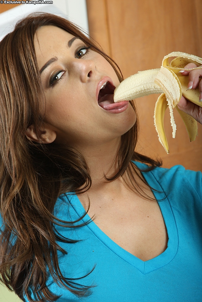 Taylor Vixex, brune amateur super sexy, joue avec une banane.
 #55706016