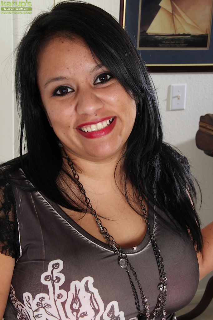 Lucey Perez, grosse et zélée, se frotte les tétons et se fait plaisir.
 #50142643