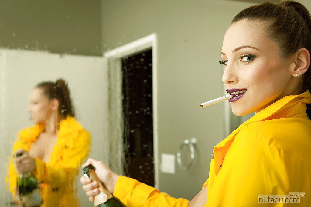 Pulcino amatoriale ubriaco spegne la sigaretta per giocare con la figa arrapata sotto la doccia
 #51998117